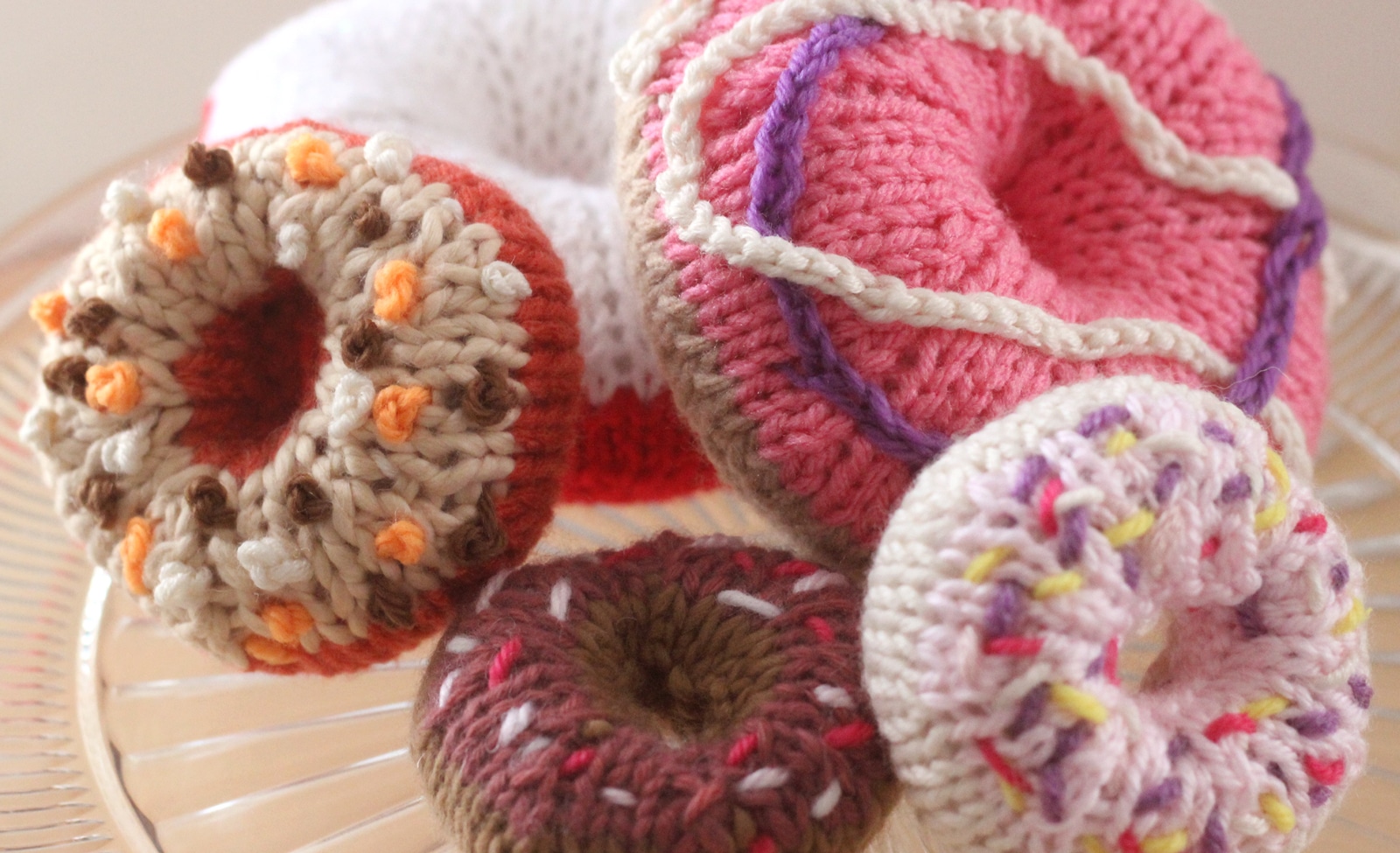 Décoration de Desserts Tricotés: Chaînes au Crochet Brodées avec Tricot Studio