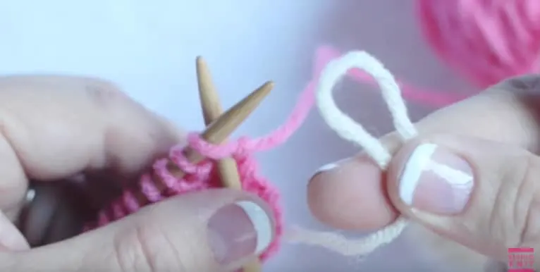 Yarn and Knitting with white yarn to change colors.