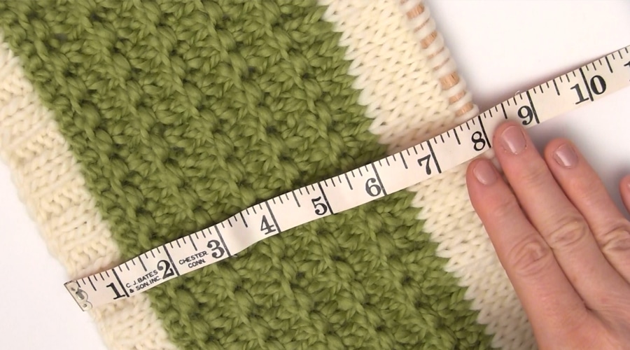 How to Knit a Messy Bun Hat Beanie Ponytails in 7 Easy Steps. Free Pattern + Video Tutorial by Studio Knit.