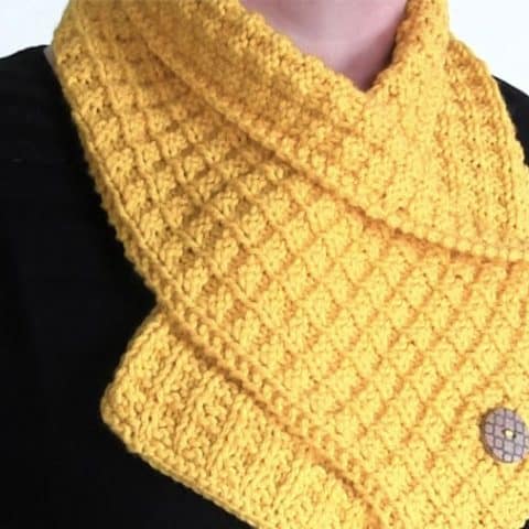 Learn how to knit this fashionable knitted scarf with free knitting pattern and video tutorial by Studio Knit.