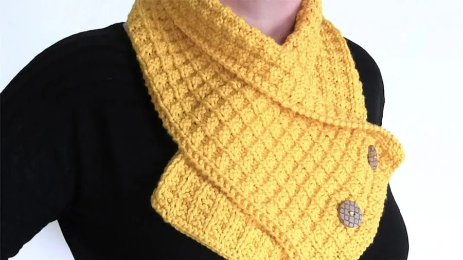 Learn how to knit this fashionable knitted scarf with free knitting pattern and video tutorial by Studio Knit.