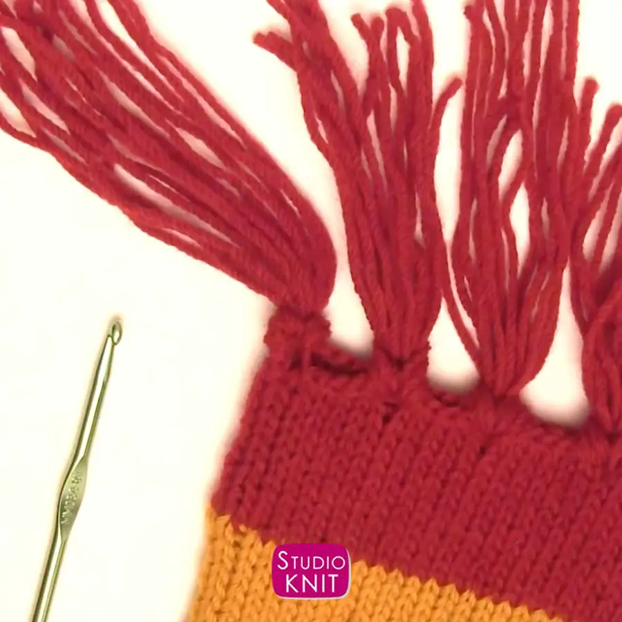Harry Potter Scarf Knitting Pattern Adding Yarn Fringe to Edges