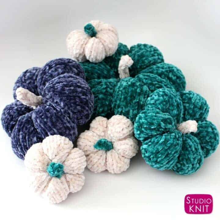 Knit velvet pumpkins flat on straight needles. Free knitting pattern for beginners by Studio Knit