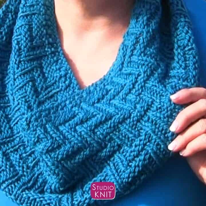 Scarf in Zigzag Texture Knitting Pattern