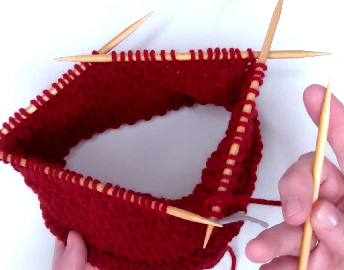 Change to double pointed knitting needles.