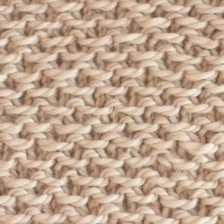 Stamen Stitch knitted in beige color yarn.