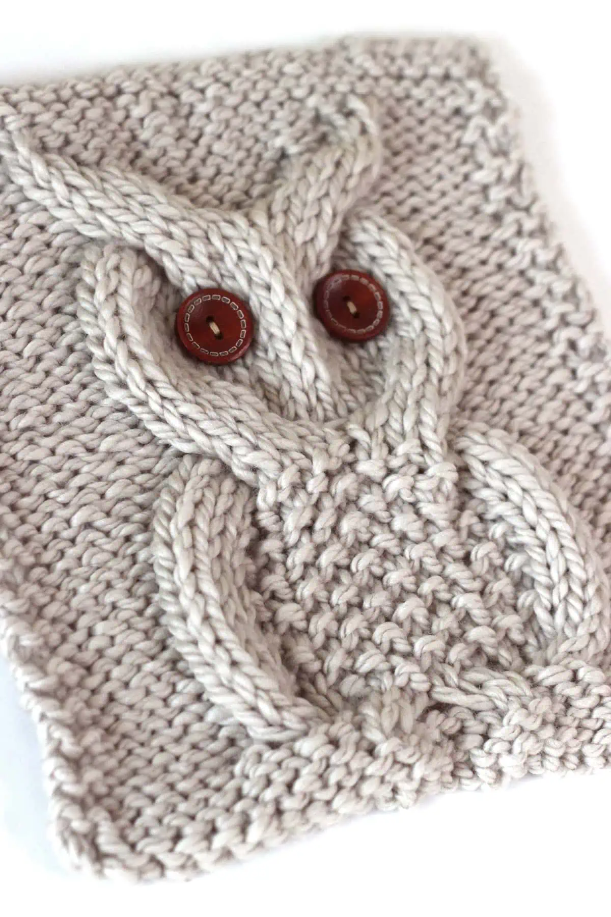 Side view of the texture for Owl Cable Stitch in beige yarn color.