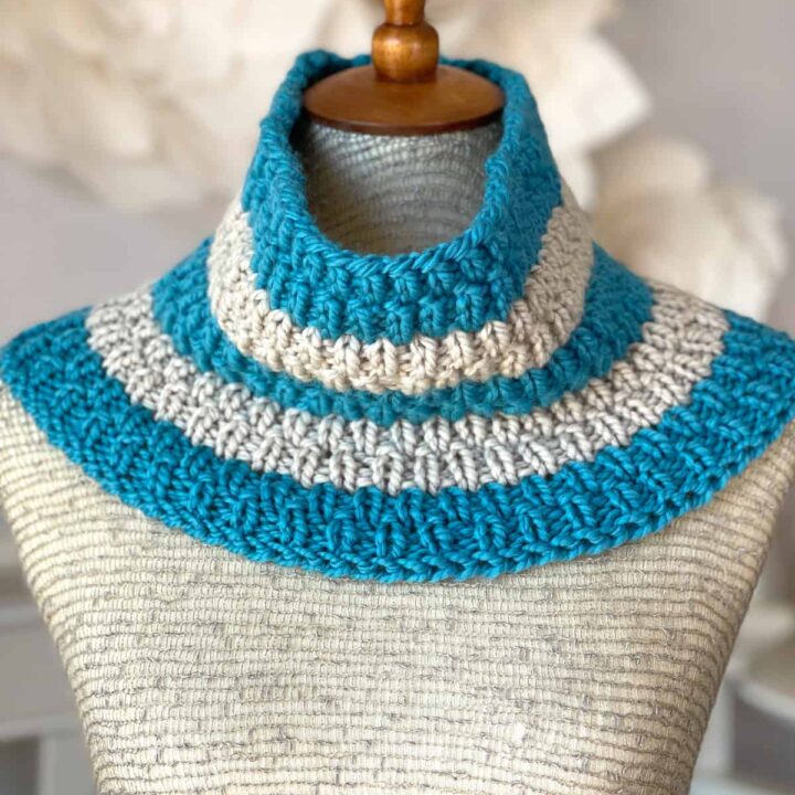 Easy knitted cowl knitted with bulky weight yarn in two yarn colors.