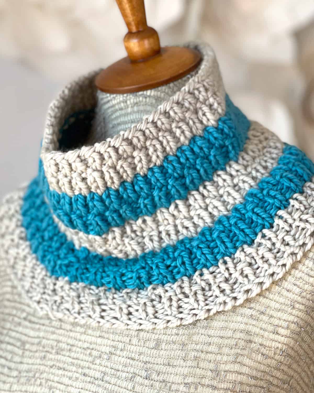 Knitted cowl with two yarn colors with easy knits and purls.