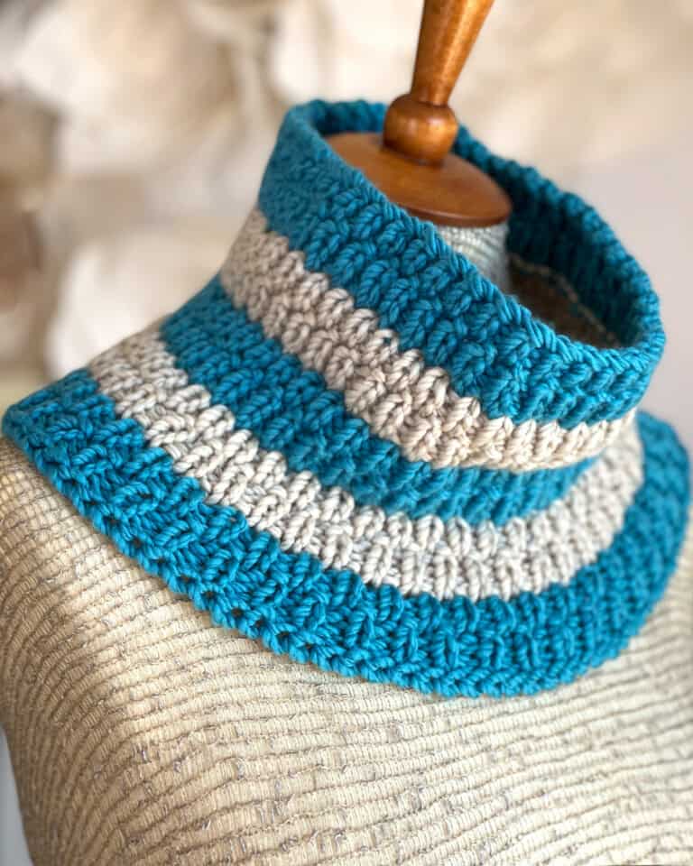 Knitted cowl with two colors for beginners.